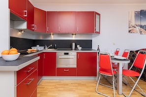 Geladeira, micro-ondas, cooktop, lava-louças
