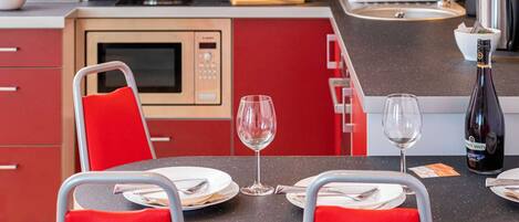 Fridge, microwave, stovetop, dishwasher