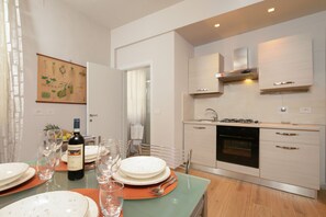Frigorífico, microondas, placa de cocina y lavavajillas
