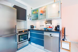 Kühlschrank, Ofen, Geschirrspüler, Wasserkocher mit Kaffee-/Teezubehör