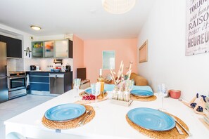 Fridge, oven, dishwasher, coffee/tea maker - PALAIS LIBERTE V AP4267 By Riviera Holiday Homes (Niza)