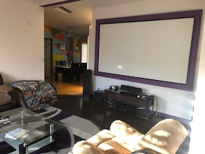 Tv, dvd-spelare, böcker och en stereo