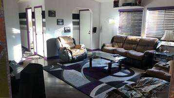 Televisio, DVD-soitin, kirjoja, stereot