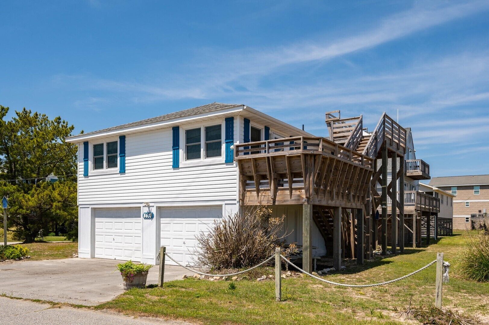 329 - South Nags Head with Plenty of Deck Space and Short Walk to Ocean!