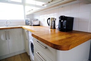 Réfrigérateur, micro-ondes, four, cafetière/bouilloire