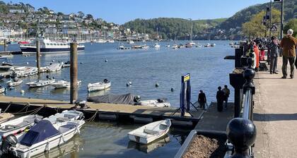 Spacious and Comfortable Chalet Convenient to Dartmouth