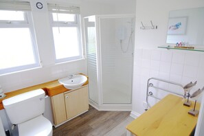 Dusche, Haartrockner, Handtücher, Toilettenpapier