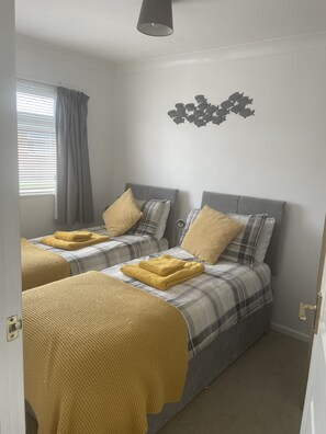2 Schlafzimmer, Schreibtisch, schallisolierte Zimmer