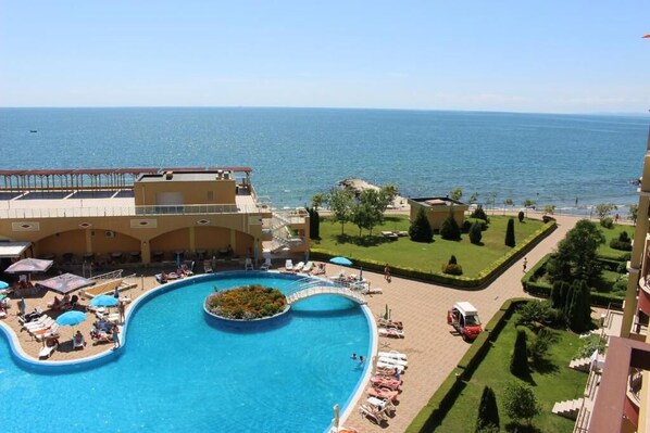 Economy Studio | Pool | Seasonal outdoor pool, pool umbrellas, sun loungers