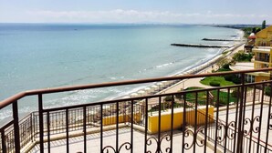 A balcony with a view of the sea and a promenade. - Aheloy Palace Apartments (Pomorie)
