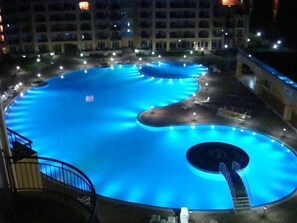 Seasonal outdoor pool, pool umbrellas, pool loungers - Aheloy Palace Apartments (Pomorie)