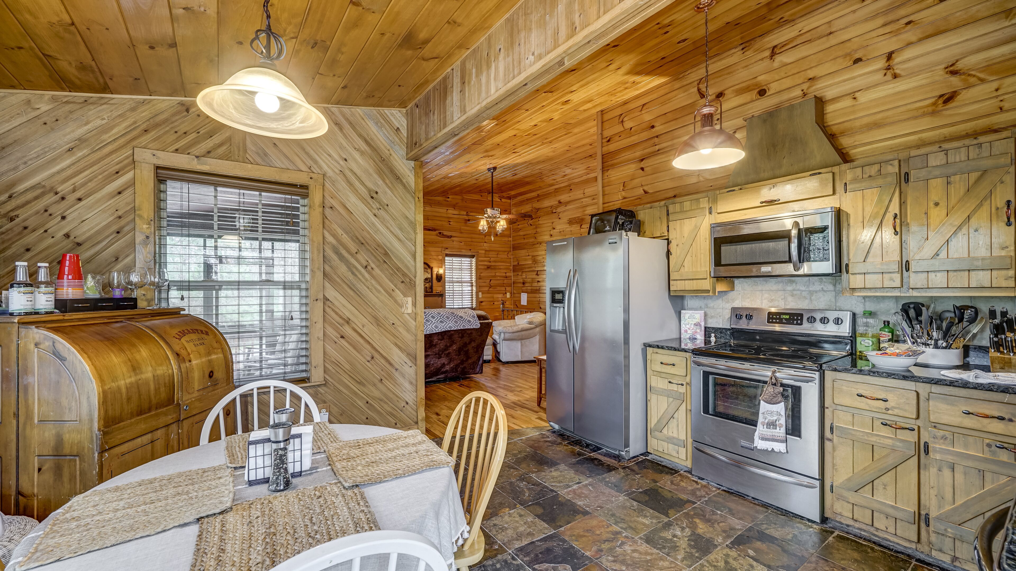 Cabin w/ Hot Tub. Casino 18 miles,  Free Pass to swimming beach. Fishing 4 miles