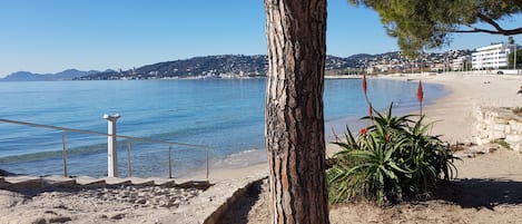Plage à proximité, chaises longues