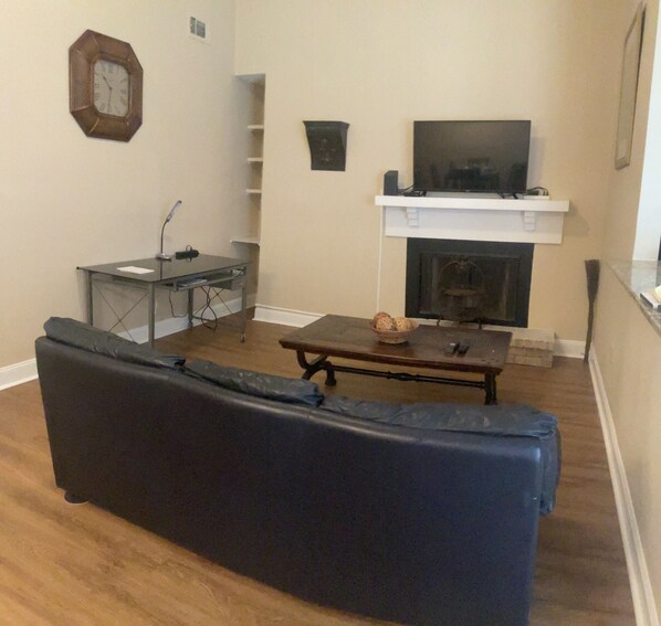 Smart TV - 2 Master Bedrooms -Very Clean- Recently Remolded
2 Patios Park at front door (Baton Rouge)