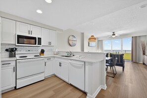 Frigorífico, microondas, horno y placa de cocina