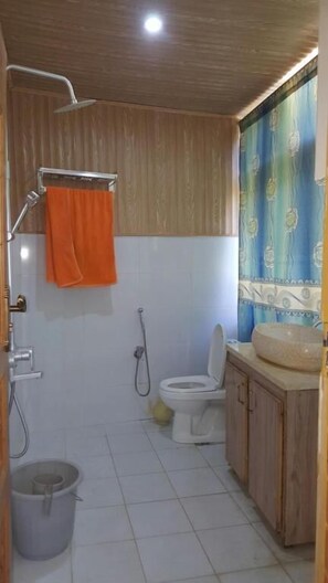 Standard Double Room | Bathroom | Shower, free toiletries, towels