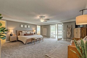 4 bedrooms, iron/ironing board, free WiFi, bed sheets