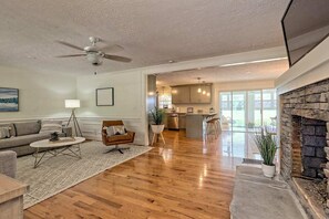 Smart TV, fireplace