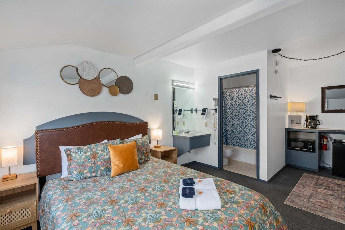 Iron/ironing board, free WiFi, bed sheets