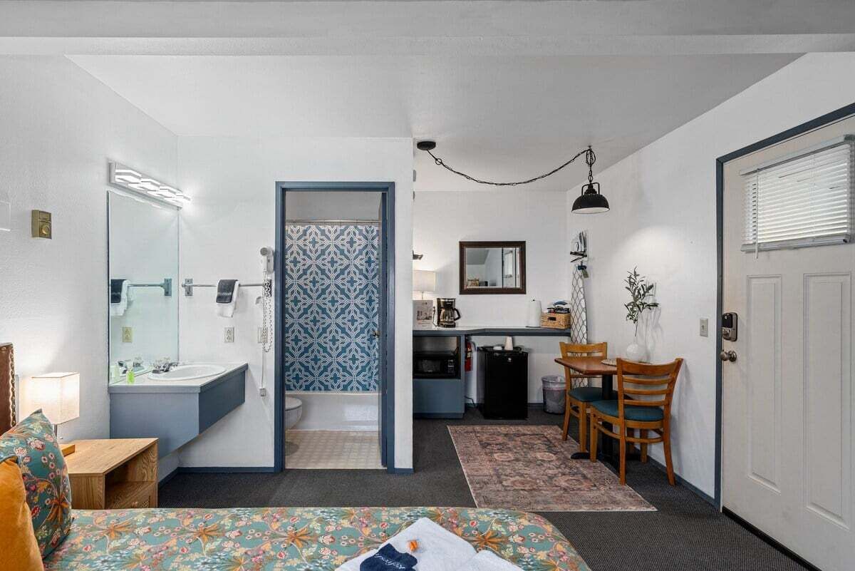 Iron/ironing board, free WiFi, bed sheets