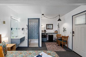 1 chambre, fer et planche à repasser, accès au Wi-Fi (inclus)