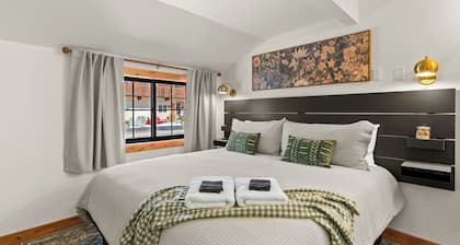 Bavarian Gasthaus, Suite A - Stay and Walk In Town