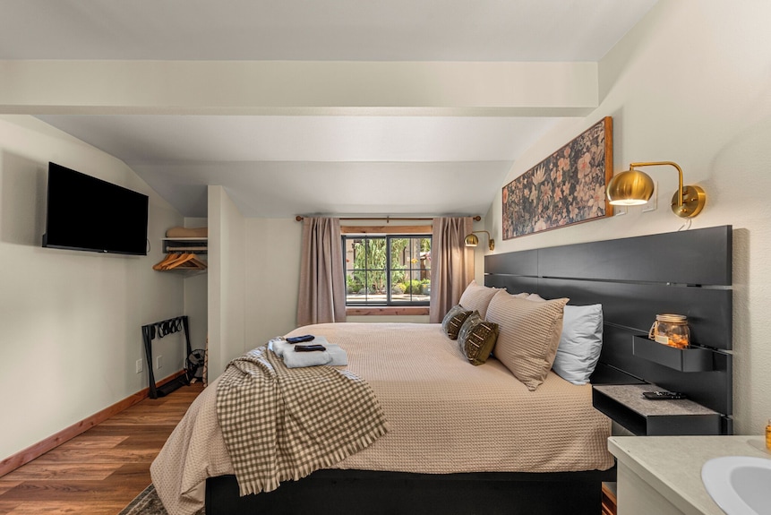 Bavarian Gasthaus, Suite A - Stay And Walk In Town - Leavenworth, WA