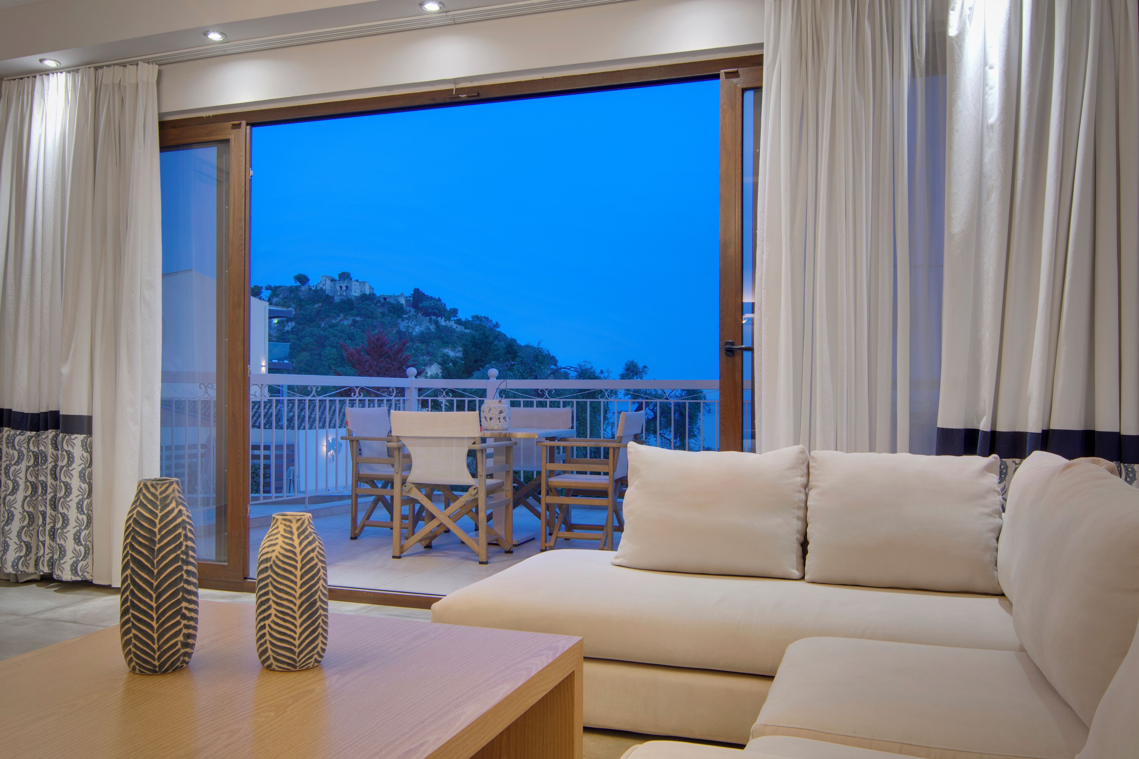 Grand Suite with Balcony and Sea View | Cofres nos quartos, individualmente decorados