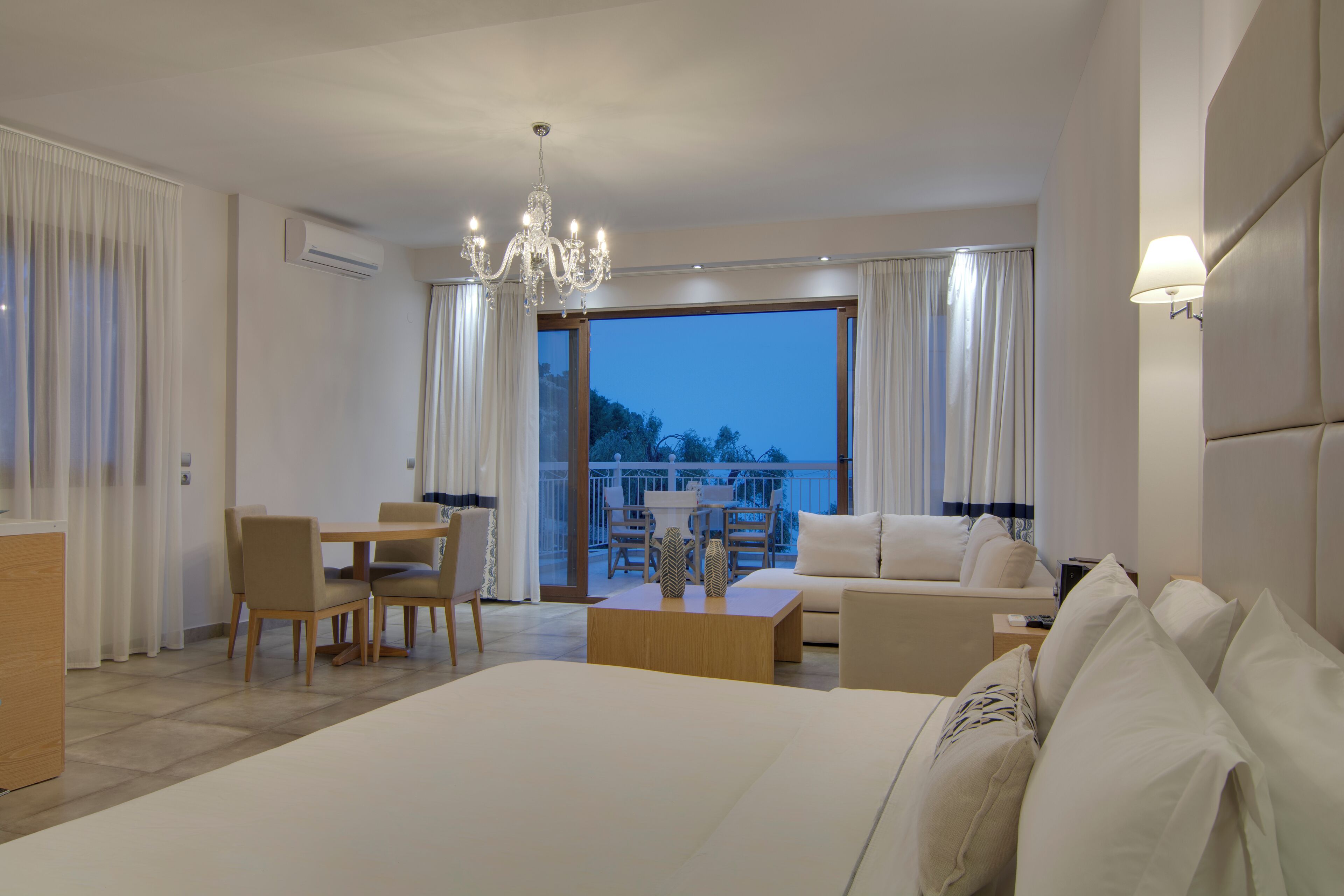 خزنة داخل الغرفة وبديكورات فريدة لكل غرفة وطراز فريد لكل وحدة