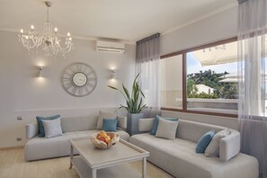 Lobby sitting area - Valtos Beach Hotel (Parga)