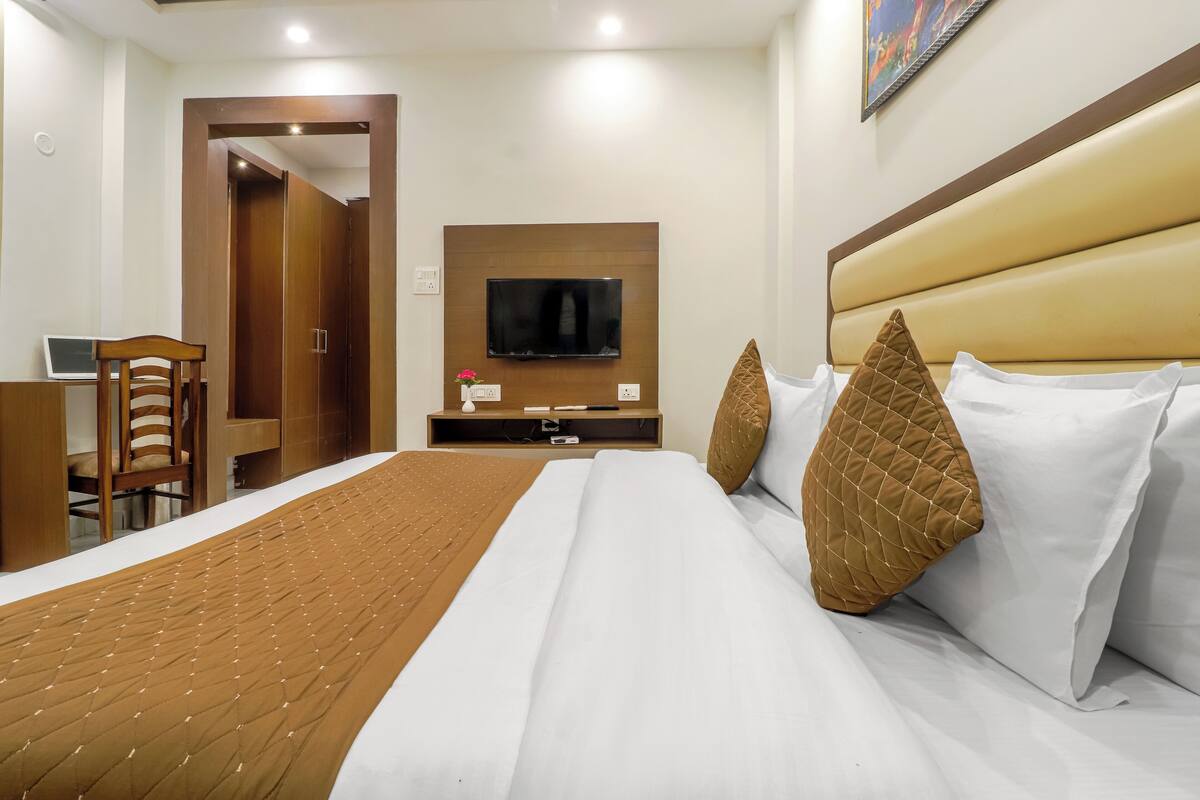 Deluxe Room | In-room safe, individually decorated, desk, iron/ironing board