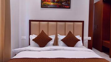 Deluxe Room | In-room safe, individually decorated, desk, iron/ironing board