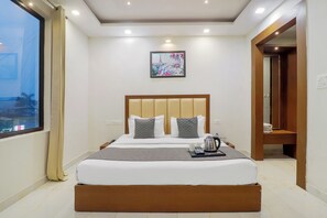 Habitación superior, vistas a la ciudad | Caja fuerte, decoración individual, escritorio