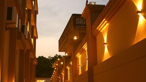Una hilera de edificios con arquitectura uniforme, con balcones y ventanas regularmente espaciadas.