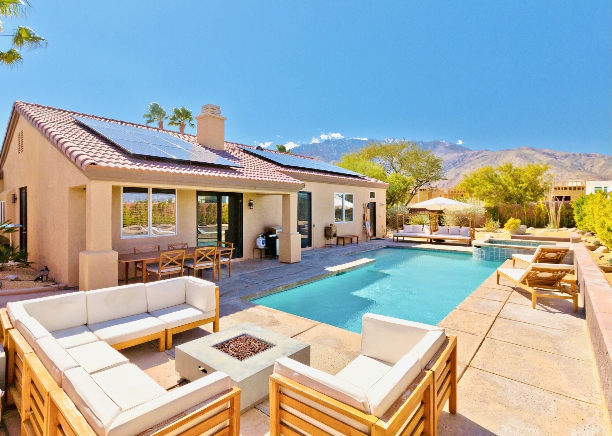Luxury 4 bed 3 bath with saltwater pool/spa