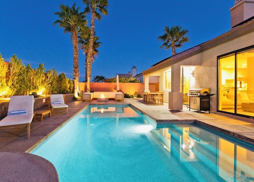 Luxury 4 bed 3 bath with saltwater pool/spa