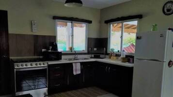 Refrigerador, microondas, horno y cafetera y tetera