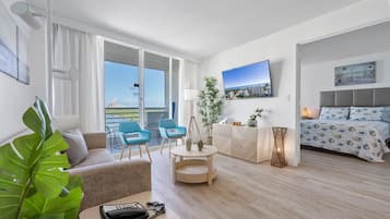 Luxury-Apartment, Nichtraucher, Meerblick | Wohnbereich | Flachbildfernseher