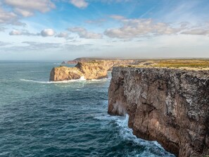 Un acantilado costero con un litoral escarpado y vistas al océano.