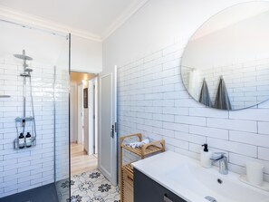 Een douche, een haardroger, handdoeken
