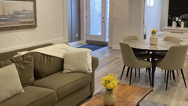 Ein modernes Wohnzimmer mit einer Couch, einem Couchtisch und einem Essbereich.