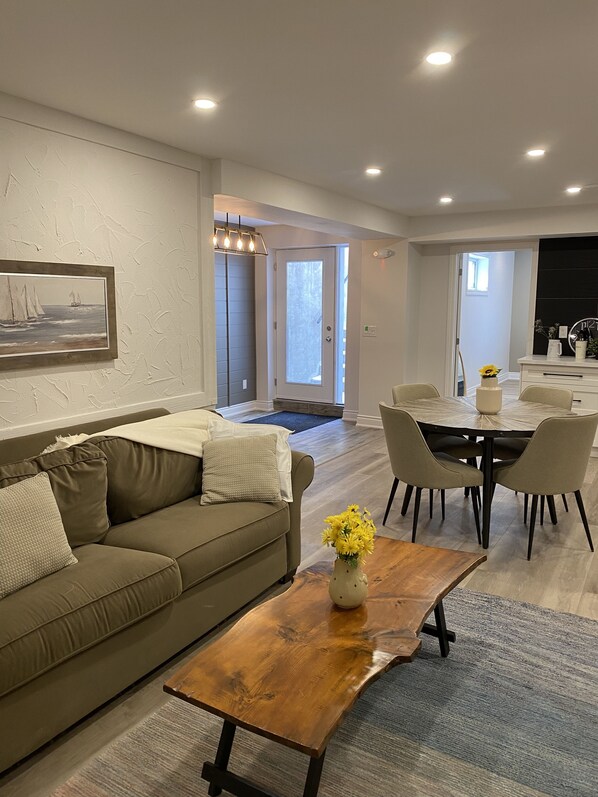 Smart-TV, Kamin, Bücher