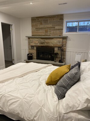 2 Schlafzimmer, Schreibtisch, Bügeleisen/Bügelbrett, Reisekinderbett