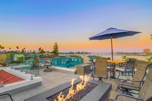 Beach Haven 360 * 4,000sf Indoor/Outdoor * 4 Decks * Ocean+Bay Views