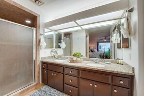 Combined shower/tub, hair dryer, towels