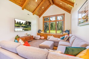 Smart TV, caminetto, tavolo da calcetto, tavolo da ping pong