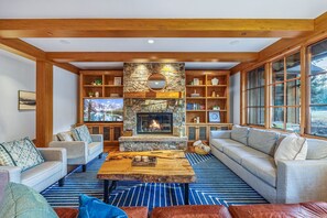 Smart TV, chimenea, futbolito y tenis de mesa