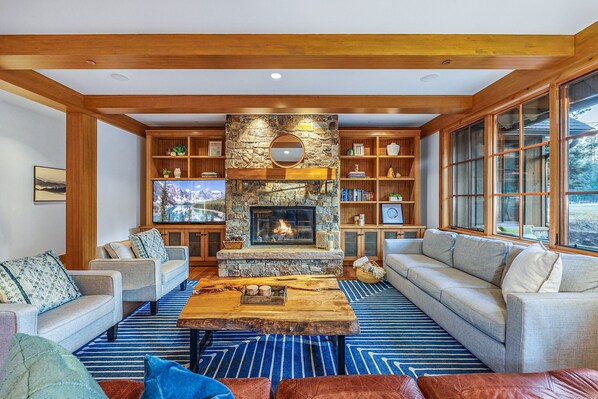 Smart TV, caminetto, tavolo da calcetto, tavolo da ping pong