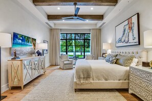 5 habitaciones, escritorio y tabla de planchar con plancha