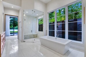Baignoire, sĂšche-cheveux, serviettes fournies